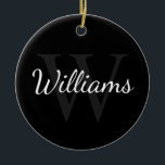 Personalisiertes Monogramm und Name Schwarz Keramik Ornament<br><div class="desc">Personalisiertes Monogramm und Namensgeschenk enthält personalisierte Namen im Stil eines Schriftartes mit weißem Skript und Monogramm im Stil eines grauen Serif-Schriftartes als Hintergrund, auf schwarzem Hintergrund. Ideal für Ferien, Wiedersehen und besondere Anlässe.</div>
