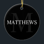 Personalisiertes Monogramm und Name Schwarz Keramik Ornament<br><div class="desc">Personalisierte Monogramm- und Namensgeschenke mit personalisierten Namen in Weiß und Monogramm in Grau als Hintergrund,  im klassischen Serif-Schriftart,  auf schwarzem Hintergrund. Ideal für Ferien,  Wiedersehen und besondere Anlässe.</div>