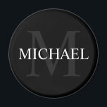 Personalisiertes Monogramm und Name Schwarz Magnet<br><div class="desc">Personalisierte Monogramm- und Namensgeschenke mit personalisierten Namen in Weiß und Monogramm in Grau als Hintergrund,  im klassischen Serif-Schriftart,  auf schwarzem Hintergrund. Perfekt als Feriengeschenk,  Familienfavoriten,  Dankeschön für Trauzeugen und Geschenk für alle besondere Anlässe.</div>