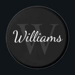 Personalisiertes Monogramm und Name Schwarz Magnet<br><div class="desc">Personalisiertes Monogramm und Namensgeschenk enthält personalisierte Namen im Stil eines Schriftartes mit weißem Skript und Monogramm im Stil eines grauen Serif-Schriftartes als Hintergrund, auf schwarzem Hintergrund. Perfekt als Feriengeschenk, Familienvorzüge und Geschenk für alle besondere Anlässe, Wiedersehen.</div>