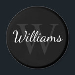 Personalisiertes Monogramm und Name Schwarz Magnet<br><div class="desc">Personalisiertes Monogramm und Namensgeschenk enthält personalisierte Namen im Stil eines Schriftartes mit weißem Skript und Monogramm im Stil eines grauen Serif-Schriftartes als Hintergrund,  auf schwarzem Hintergrund. Perfekt als Feriengeschenk,  Familienvorzüge und Geschenk für alle besondere Anlässe,  Wiedersehen.</div>