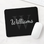 Personalisiertes Monogramm und Name Schwarz Mousepad<br><div class="desc">Personalisierte Monogramm- und Namensschilder weisen personalisierten Namen im Schriftart-Stil von weißem Skript und Monogramm im Stil von grauen Serifen als Hintergrund auf, auf schwarzem Hintergrund.
Perfekt als Geschenk für ihn, Vatertag Geschenk und Geschenk für jeden besondere Anlässe.</div>