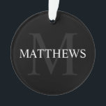 Personalisiertes Monogramm und Name Schwarz Ornament<br><div class="desc">Personalisierte Monogramm- und Namensgeschenke mit personalisierten Namen in Weiß und Monogramm in Grau als Hintergrund,  im klassischen Serif-Schriftart,  auf schwarzem Hintergrund. Ideal für Ferien,  Wiedersehen und besondere Anlässe.</div>