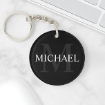 Personalisiertes Monogramm und Name Schwarz Schlüsselanhänger<br><div class="desc">Personalisierte Monogramm- und Namensgeschenke mit personalisierten Namen in Weiß und Monogramm in Grau als Hintergrund,  im klassischen Serif-Schriftart,  auf schwarzem Hintergrund. Perfekt als Feriengeschenk,  Familienfavoriten,  Dankeschön für Trauzeugen und Geschenk für alle besondere Anlässe.</div>
