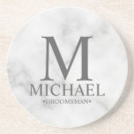 Personalisiertes Monogramm und Name-Trauzeuge aus  Getränkeuntersetzer<br><div class="desc">Moderne Geschenke mit Personalisiertem Trauzeuge mit personalisiertem Monogramm,  Name und Titel des Trauzeugen im klassischen Serif-Schriftart-Stil auf weißem Marmorhintergrund. Auch perfekt für Trauzeuge,  Vater der Braut und mehr.</div>