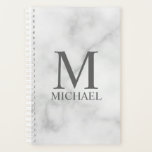 Personalisiertes Monogramm und Namensplaner Planer<br><div class="desc">Personalisiert Monogram und Name Gift sind mit personalisierten Monogrammen und Namen im klassischen Serif-Schriftart-Stil auf weißem Marmor-Hintergrund ausgestattet. Perfekt als Feriengeschenk,  Vatertagsgeschenk für Papa und Geschenk für alle besondere Anlässe.</div>