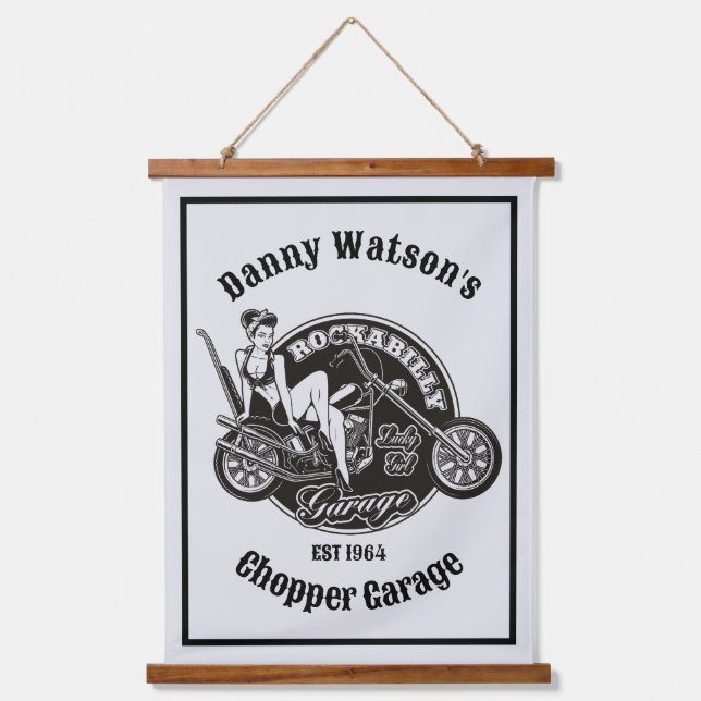 Personalisiertes Motorrad Babe Chopper Garage Wandteppich Mit Holzrahmen (Vorderseite)