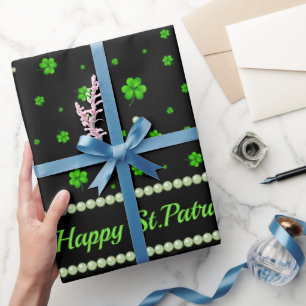 Personalisiertes Muster aus grünen Kleeblättern mi Geschenkpapier