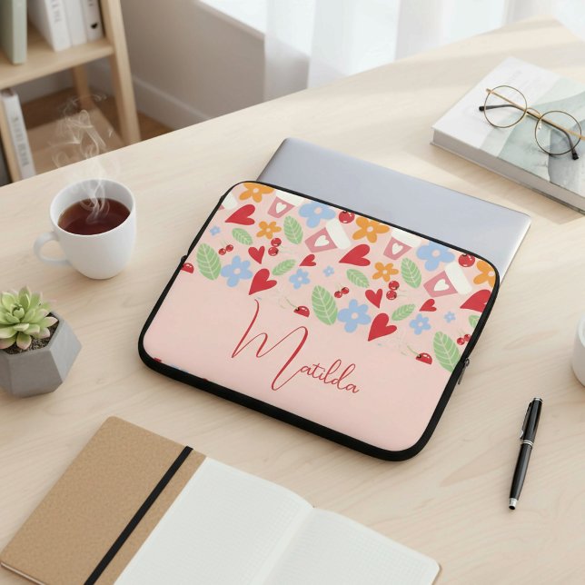 Personalisiertes Muster mit Herzen, Blumen, Kirsch Laptopschutzhülle (Von Creator hochgeladen)