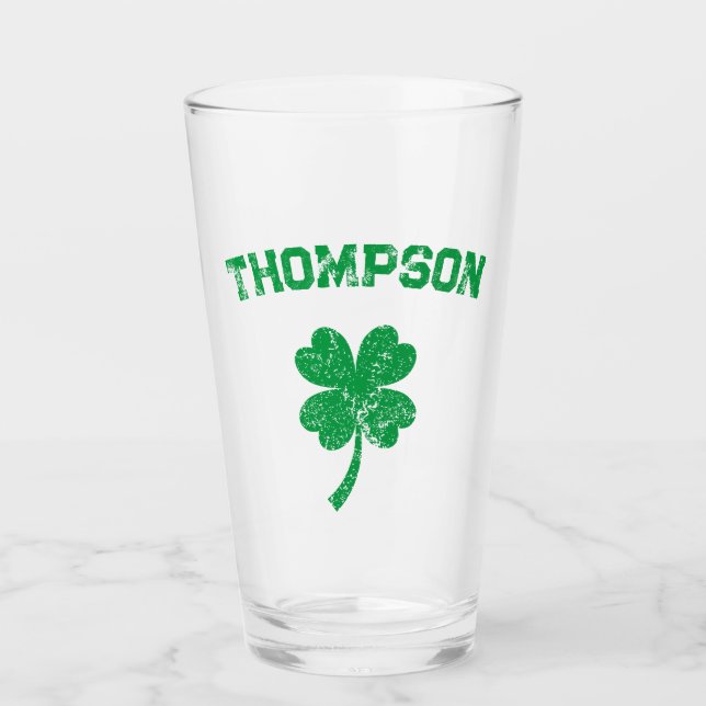 Personalisiertes Nachname St Patrick's Day Party Glas (Vorderseite)