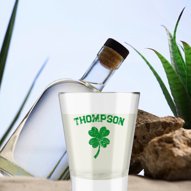 Personalisiertes Nachname St Patrick's Day Party Schnapsglas (Von Creator hochgeladen)