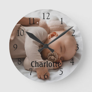 Personalisiertes Namensfoto Große schwarze Zahlen Runde Wanduhr