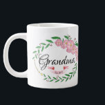 Personalisiertes Oma Errichtet Blume Kranz Jumbo-Tasse<br><div class="desc">========================================== Personalisiert Oma Etablierte Blume Kranz mit handbemalter Tasse aus Rosa und Weiß. Perfektes Geschenk für Oma. Mehr Designs gibt es in unserem Shop. Für weitere kundenspezifische oder passende Produkte kontaktieren Sie uns.</div>