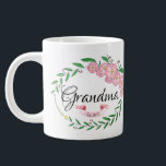 Personalisiertes Oma Errichtet Blume Kranz Jumbo-Tasse<br><div class="desc">========================================== Personalisiert Oma Etablierte Blume Kranz mit handbemalter Tasse aus Rosa und Weiß. Perfektes Geschenk für Oma. Mehr Designs gibt es in unserem Shop. Für weitere kundenspezifische oder passende Produkte kontaktieren Sie uns.</div>
