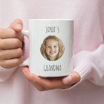 Personalisiertes Oma-Geschenk | Angepasste Großkin Kaffeetasse<br><div class="desc">Freuen Sie sich auf Oma mit einem herzlichen personalisierten Geschenk mit dem Foto ihres Enkelkindes! Dieser einzigartige Sake ist perfekt für Geburtstage, Feiertage oder einfach nur um zu zeigen, wie viel Ihnen wichtig ist. Schenken Sie sich ein wohlüberlegtes Geschenk, das ihre Liebe für die Familie feiert und jeden Augenblick unvergesslich...</div>