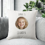 Personalisiertes Oma-Geschenk | Angepasste Großkin Kissen<br><div class="desc">Überraschende Oma mit einem personalisierten Kopfkissen mit dem Foto ihres Enkelkindes! Dieses gemütliche und sentimentale Geschenk ist perfekt für Geburtstage, Ferien oder einfach nur weil. Ein einzigartiger Sake, der Liebe und Komfort verbindet, ist ein gedankenvoller Weg, hochgeschätzte Erinnerungen zu feiern. Passen Sie jetzt an, um ein einmaliges Geschenk zu schaffen,...</div>