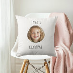 Personalisiertes Oma-Geschenk | Angepasste Großkin Kissen<br><div class="desc">Überraschende Oma mit einem personalisierten Kopfkissen mit dem Foto ihres Enkelkindes! Dieses gemütliche und sentimentale Geschenk ist perfekt für Geburtstage, Ferien oder einfach nur weil. Ein einzigartiger Sake, der Liebe und Komfort verbindet, ist ein gedankenvoller Weg, hochgeschätzte Erinnerungen zu feiern. Passen Sie jetzt an, um ein einmaliges Geschenk zu schaffen,...</div>