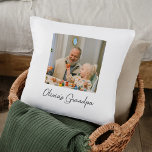 Personalisiertes Opa-Foto-Geschenk Kissen<br><div class="desc">Fügen Sie dem Lieblingsstuhl von Opa Wärme mit diesem individuellen Foto Kissen. Dieses Kissen mit einem gepflegten Foto und der süßen Personalisierung "Olivas Opa" ist ein bedeutendes Geschenk für den Vatertag, Geburtstage oder einfach nur um zu sagen "Ich Liebe dich". Weich, stilvoll und herzlich - ein gemütlicher Sake, auf den...</div>