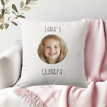 Personalisiertes Opfergeschenk | Angepasste Großki Kissen<br><div class="desc">Gönnen Sie Opa ein gemütliches und herzliches Geschenk mit diesem personalisierten Kissen, das das Foto seines Enkelkindes zeigt! Dieses Kissen ist perfekt für Geburtstage, Ferien oder jeden besondere Anlass. Es ist ein sinnvoller Sake, der Komfort und Liebe verbindet. Feiern Sie hochgeschätzte Erinnerungen mit einem einmaligen Geschenk, das Großvater jahrelang schenken...</div>