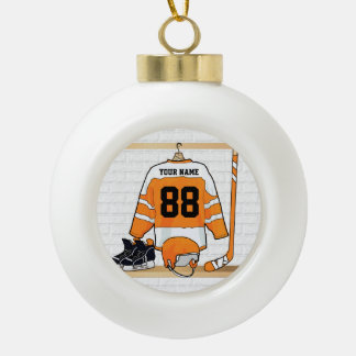 Personalisiertes Orange- und Weißeisenhockey Jerse Keramik Kugel-Ornament