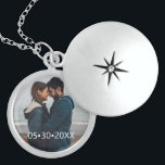 Personalisiertes Paar-Foto mit Datum Medaillon<br><div class="desc">Dieser Andenken Locket erlaubt Ihnen,  es mit einem Foto und mit einem Datum zu personifizieren. Um die Schriftartart zu ändern benutzen Sie das besonders anfertigen weitere Werkzeug,  gelassen mir wissen wenn Sie Unterstützung benötigen. Ein wunderbares Jahrestagsgeschenk.</div>