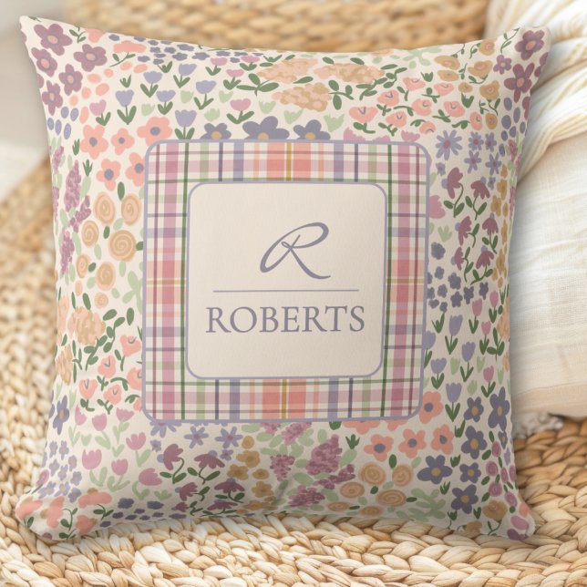 Personalisiertes Patchwork-Blumen- und Karo-Wurfki Kissen (Personalized Patchwork Floral & Plaid Throw Pillow – Custom Name & Initial)