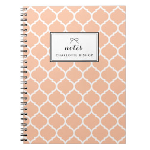 Personalisiertes Peach Quatrefoil Muster Notizblock