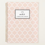 Personalisiertes Quatrefolienmuster Planer<br><div class="desc">Blush Quatrefoil Muster Personalisierter Planer. Moderner Planer mit rosa-weißem Quarterfolienmuster,  individuell anpassbar. Dieses moderne und schicke Notizbuch wird sich als personalisiertes Geschenk eignen.</div>