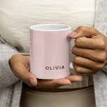 Personalisiertes Rosa und Name Monogramm | Elegant Kaffeetasse<br><div class="desc">Mit diesem Personalisierten rosa & namenlosen Monogramm-Design fügen Sie Ihrem Mobiliar eine Touch Eleganz hinzu. Mit einem weichen rosa Hintergrund und einem individuellen Namen oder Initialen ist dieses Design perfekt, um Ihren einzigartigen Stil zu präsentieren. Ideal für Geschenke oder für den persönlichen Gebrauch, es ist vielseitig und zeitlos. Ob Handy,...</div>