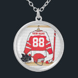 Personalisiertes rotes und weißes Eis-Hockey Versilberte Kette<br><div class="desc">Ein einzigartiger und Spaßsport entwirft mit einem personalisierten Eishockey Jersey, der in einem Schließfachraum mit einem Sturzhelm, Eis-Skaten und einem Hockeystock hängt. Der Jersey kann mit der Zahl und dem Namen Ihrer Wahl völlig personalisiert sein, zum eines großen Geschenks für jeden möglichen Eishockeyfan, Eishockeytrainer oder Eishockeyspieler zu machen. Anderes färbt...</div>