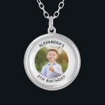 Personalisiertes Round Family Birthday Foto Versilberte Kette<br><div class="desc">Erstellen Sie Ihre eigene personalisierte, weiße Rahmen Foto-Sake-Kette, um sich für den besonderen Geburtstag Ihres Kindes zu erinnern. Passen Sie die weiße Hintergrundfarbe oder die schwarze Textfarbe an, um sie Ihrem Foto anzupassen. Wenn Sie den Schriftart-Typ oder die Schriftgröße ändern, können Sie die Textzirkulation in kleinen Schritten anpassen. Viel Spaß...</div>