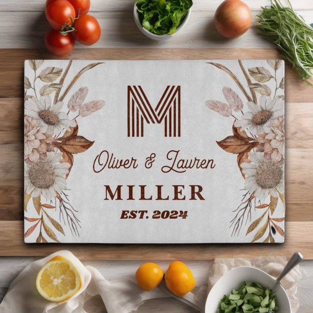 Personalisiertes rustikales Boho Floral Monogram Schneidebrett (Von Creator hochgeladen)