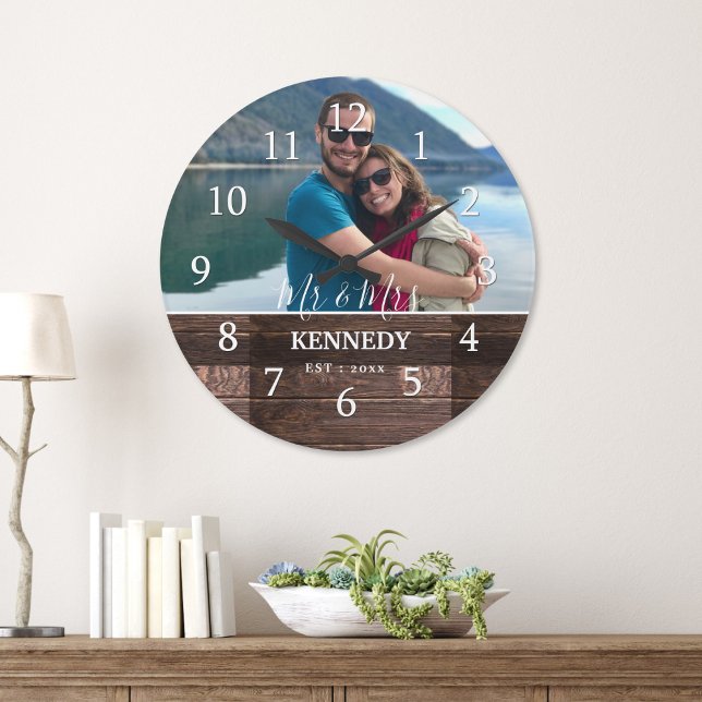 Personalisiertes rustikales Foto zum Hochzeitstag Große Wanduhr (Personalized Rustic Wood Wedding Anniversary Photo Large Clock,)