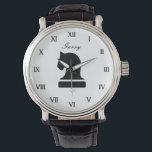 Personalisiertes Schachgeschenk für Erwachsene und Armbanduhr<br><div class="desc">Personalisiertes Schachgeschenk für Erwachsene und Kinder. Römische Ziffern mit stylischer Schriftzeichen-Typografie und Ritterschachfiguren. Klassische schwarze Lederband. Chic schwarz-weiß Pferd Logo mit individuelle Name oder Zitat. Einzigartige Geschenkidee zum Geburtstag für Schachfreunde, Lehrer, Student, Kinder (Junge oder Mädchen) etc. Brettspiel Design. Alos nice als Vatertag für Vater oder Opa. Fügen Sie Ihre...</div>