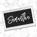 Personalisiertes Schwarz-Weiß-Pinselskript Visitenkarten Dose<br><div class="desc">Girly Glam Visitenkartenhalter für sie in Schwarz und Weiß. Der Name zeichnet sich durch einen modernen, weißen, handgeschriebenen Schreibstil aus. Passen Sie die Farbe, Größe und den Stil des Schriftartes in diesem Textdesign an. Im System finden Sie eine Handvoll kühner, moderner Kalligraphieskripte. Bei kürzeren Namen können Sie die Größe des...</div>