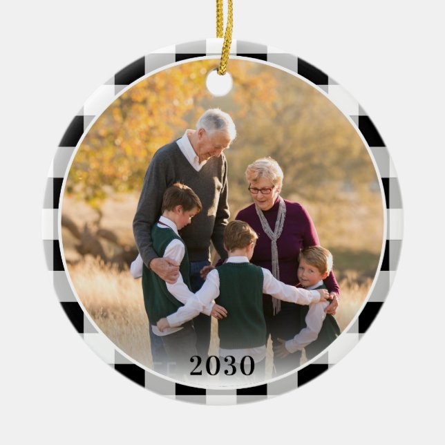 Personalisiertes Schwarz-weißes Kariertes Foto Keramik Ornament (Vorne)