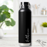 Personalisiertes Schwarzes Namensschild Minimalist Trinkflasche<br><div class="desc">Einfach und doch atemberaubend. Personalisieren Sie diese Wasserflasche mit Ihrem Namen,  oder einem geliebten Namen. Eine schlichte,  elegante Schrift-Typografie mit einem gürtelnden Rand. Ändern Sie die Hintergrund- und Schriftart-Farben zu allem,  was Sie gewollt. Schwarz-weiß Trendly Einfach Ihr Name Minimalistische Wasserflasche</div>