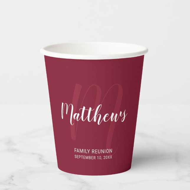 Personalisiertes Script Monogram und Name Burgundy Pappbecher (Vorderseite)