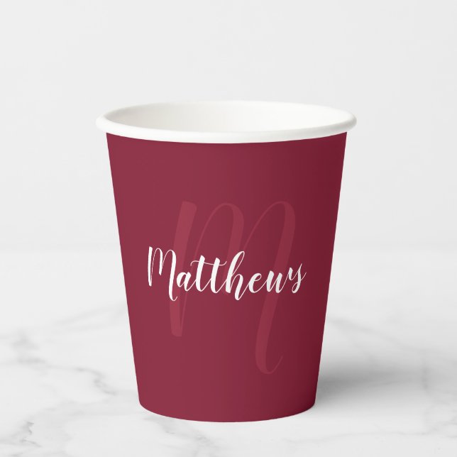Personalisiertes Script Monogram und Name Burgundy Pappbecher (Vorderseite)