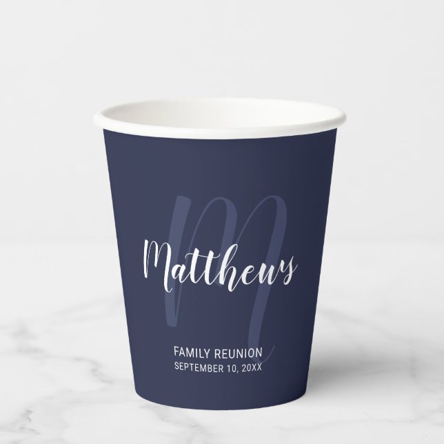 Personalisiertes Script Monogram und Name Navy Blu Pappbecher (Vorderseite)