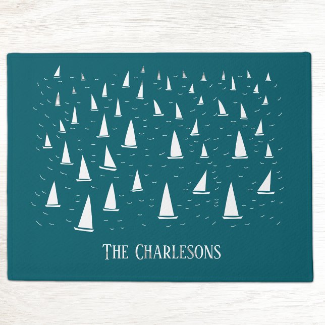 Personalisiertes Segelboot Aquamarin grün Fußmatte (Personalized family or boat name sailing boat regatta teal green doormat for lake or beach house)