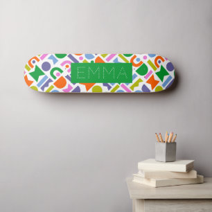 Personalisiertes Skateboard mit farbigen geometris