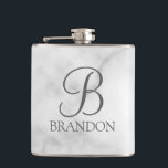 Personalisiertes Skriptmonogramm und Name aus weiß Flachmann<br><div class="desc">Personalisierte Monogram und Name Gift zeichnen sich durch personalisierte Monogramm im Stil eines klassischen Graue Schriftartes aus. Der Name ist im Stil eines klassischen,  grauen Serif-Schriftartes auf weißem Marmorhintergrund. Perfekt als Urlaubsgeschenk,  Vatertagsgeschenk,  Wiedersehen-Favoriten,  Dankeschön für Trauzeugen und Geschenk für alle besondere Anlässe.</div>