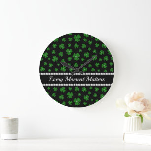 Personalisiertes St. Patrick's Day Shamrock mit Pe Große Wanduhr