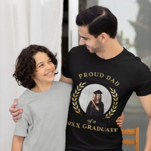 Personalisiertes Stolz auf Papa von einem Absolven T-Shirt