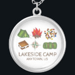 Personalisiertes Summer Camp Camper Camping Neckla Versilberte Kette<br><div class="desc">Es enthält eine originelle Marker-Illustration von sechs klassischen Illustrationen zum Thema Camping,  darunter ein Lagerfeuer,  Trail Mix,  Zelt,  Schlafsack,  s'mores und Kompass. Personalisieren Sie sich einfach mit Ihren Camp-Informationen.</div>