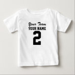 Personalisiertes Team-athletisches Baby trägt T-shirt<br><div class="desc">Dieser kundengerechte Babysport Jersey-Art-T - Shirt hat Raum in der Schablone für Ihren Text. Ersetzen Sie die Beispielwörter durch Ihre Selbst. Es gibt Raum auf der Front und die Rückseite des Shirts für Ihren Namen oder Text und Zahl. Sie können den Teamnamen löschen, wenn Sie wollen. Klicken fertigt besonders an,...</div>