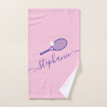 Personalisiertes Tennis Skript Handtuch<br><div class="desc">Personalisiertes Tennishandtuch mit einer einfachen niedlichen Tennisschlägergrafik und individuelle Name oder Text in einem femininen gürtelmädchenhaften und modernen hübschen Drehbuch Schriftart Monogramm. Alle Mädchen oder Frauen Tennisspieler würden den eleganten Look dieses modernen und minimalen nützlichen Tennisgeschenk schätzen.</div>