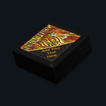 Personalisiertes Tiger Fur Print Muster Schmuckschachtel<br><div class="desc">Diese trendige Schmuckbox ist mit einem gestreiften Tigerprint mit schwarzen Streifen auf einem sehr hellen, orangefarbenen, gelben und cremefarbenen Fellhintergrund versehen. Bringen Sie die Wildkatze mit diesem coolen Felindesign in sich hervor. Es ist der perfekte, kühne, originelle Look für Tierliebhaber. Fügen Sie Ihren eigenen Text in die schwarze Ecke zu...</div>