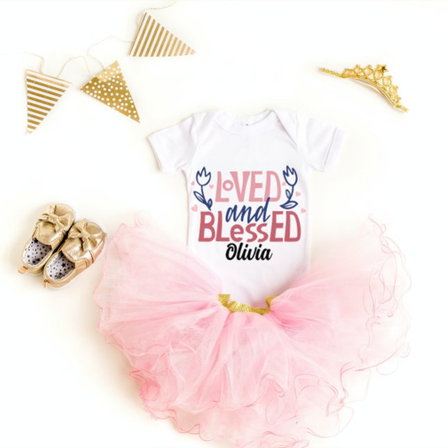 Personalisiertes und gesegnetes Mädchen Baby Strampler (Personalized Loved Blessed Baby Bodysuit)